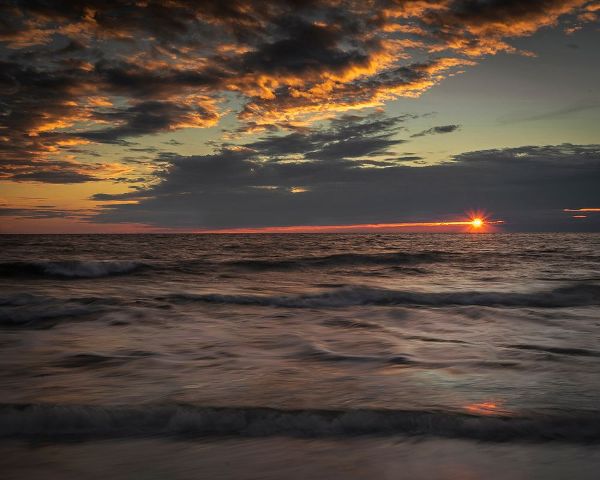 Jaynes Gallery 아티스트의 USA-New Jersey-Cape May National Seashore Sunset on ocean shore작품입니다.
